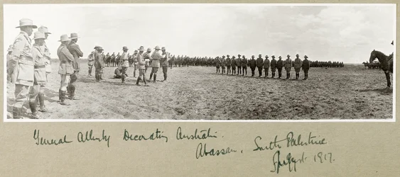 Generaal Allenby decoreert Australische troepen in Abassan, Zuid-Palestina, augustus 1917